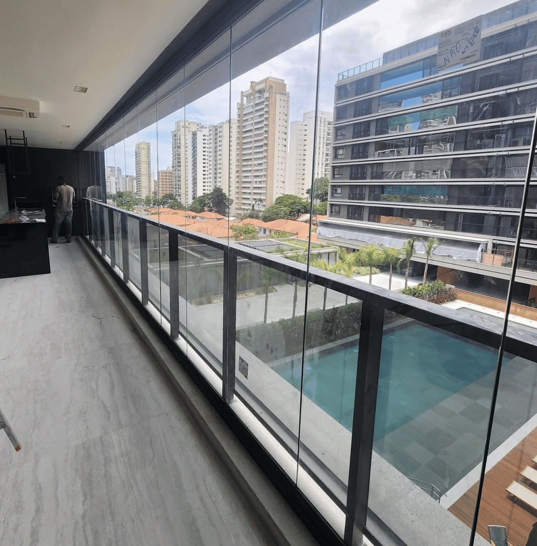 Sacada envidraçada com cortina de vidro retrátil pela Dalta Glass em São Paulo